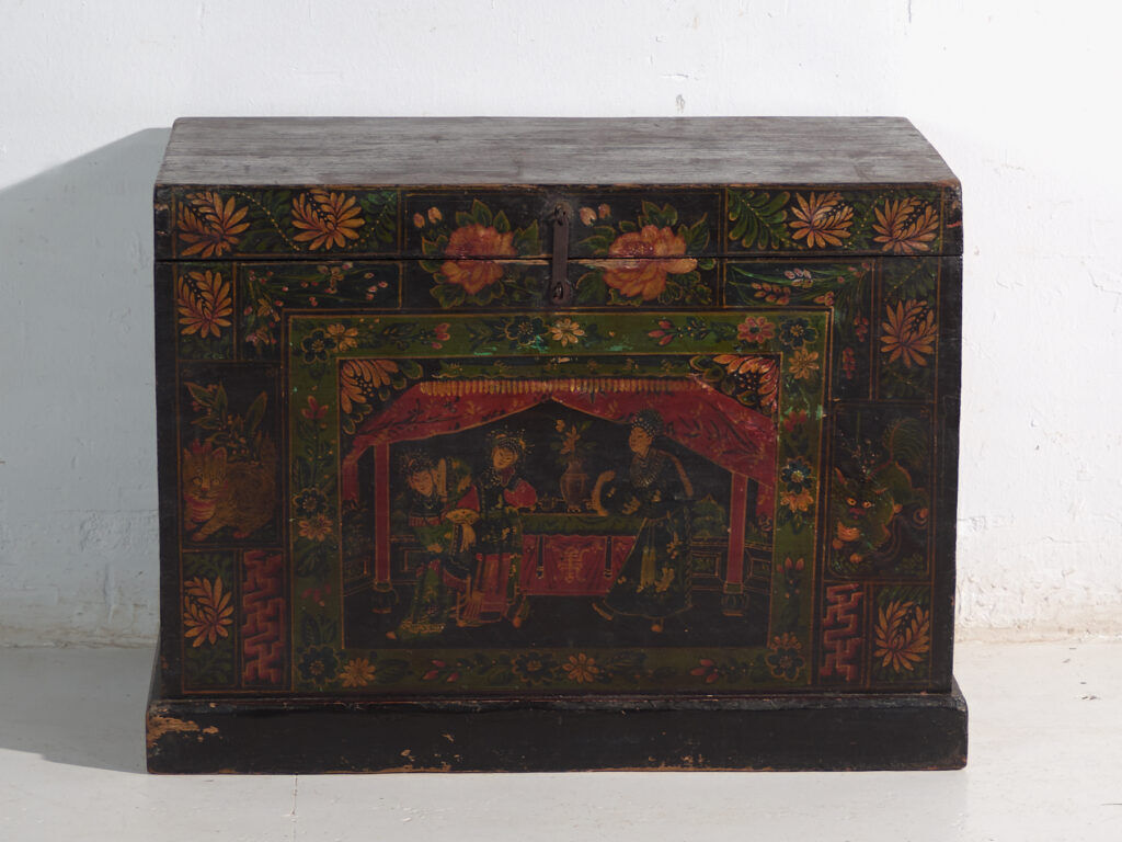 Antique chest painted in pine wood – China, around 1900