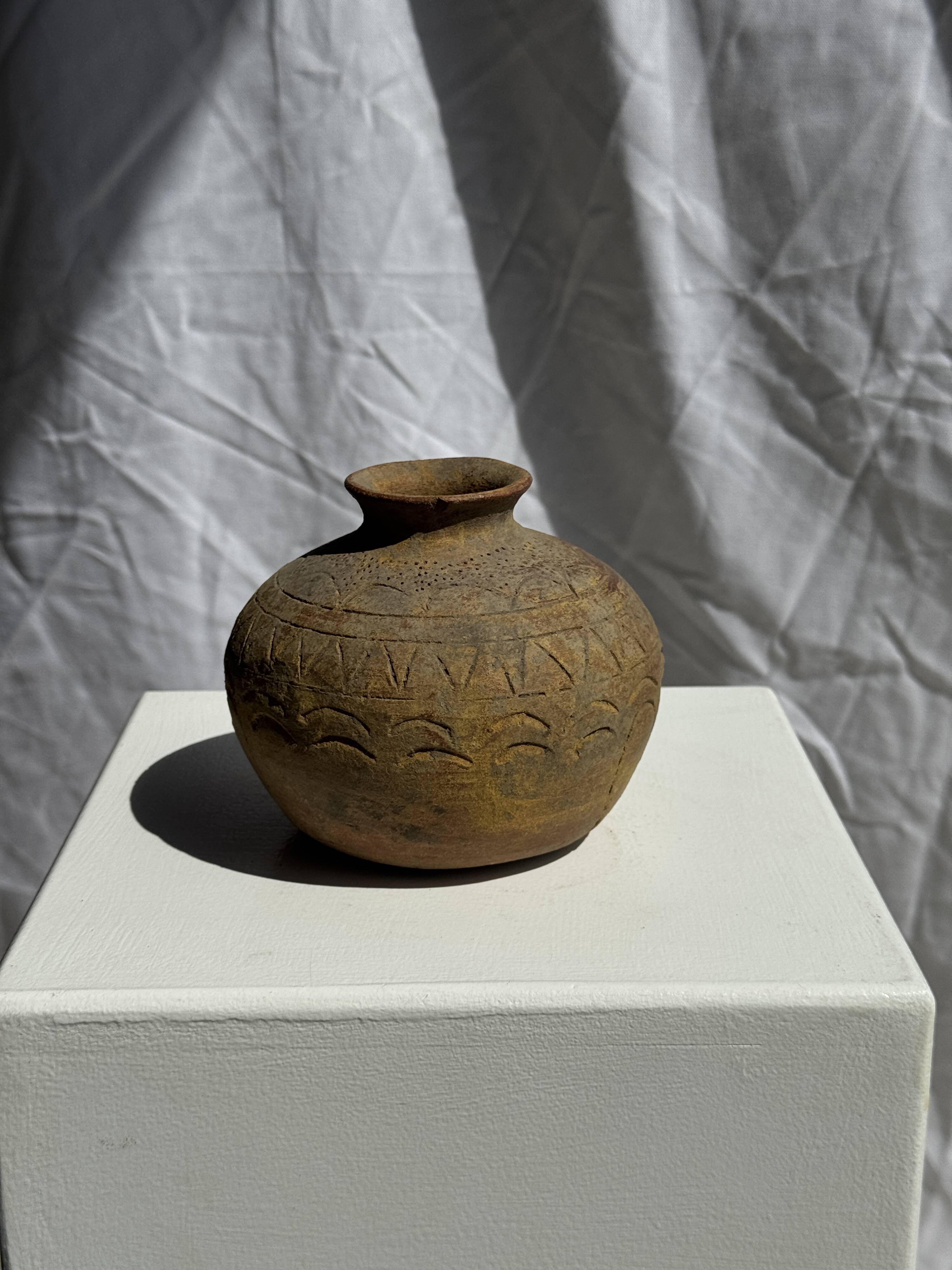 Small round ancient vase in engraved terracotta, Indonesian polychromy H10 D1