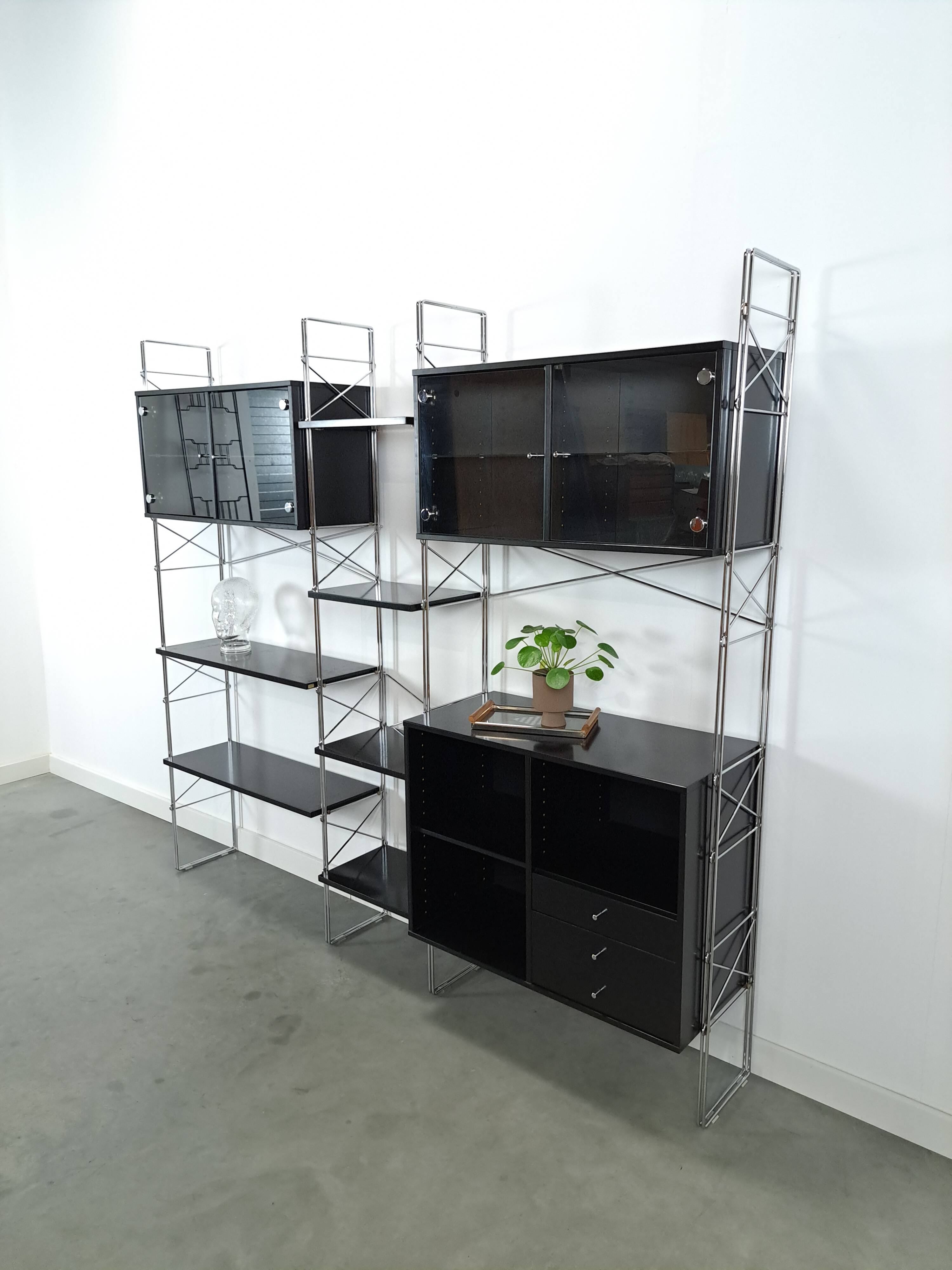 Deens design Denka modulaire kast met chromen houders en planken