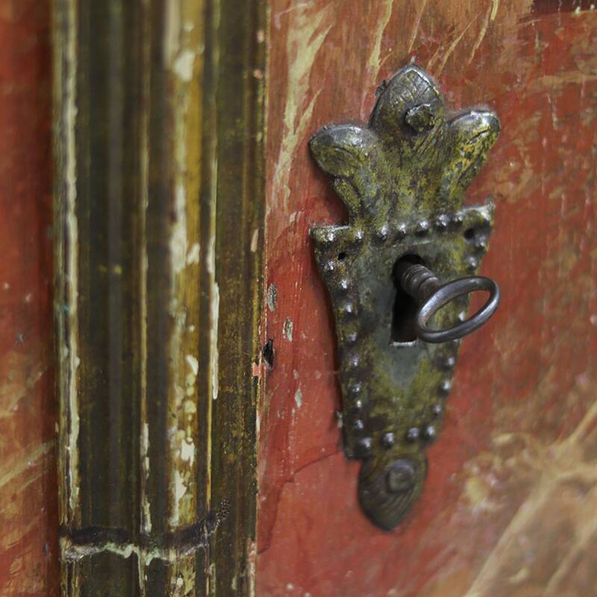 Cabinet d'art populaire en marbre peint