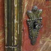 Cabinet d'art populaire en marbre peint