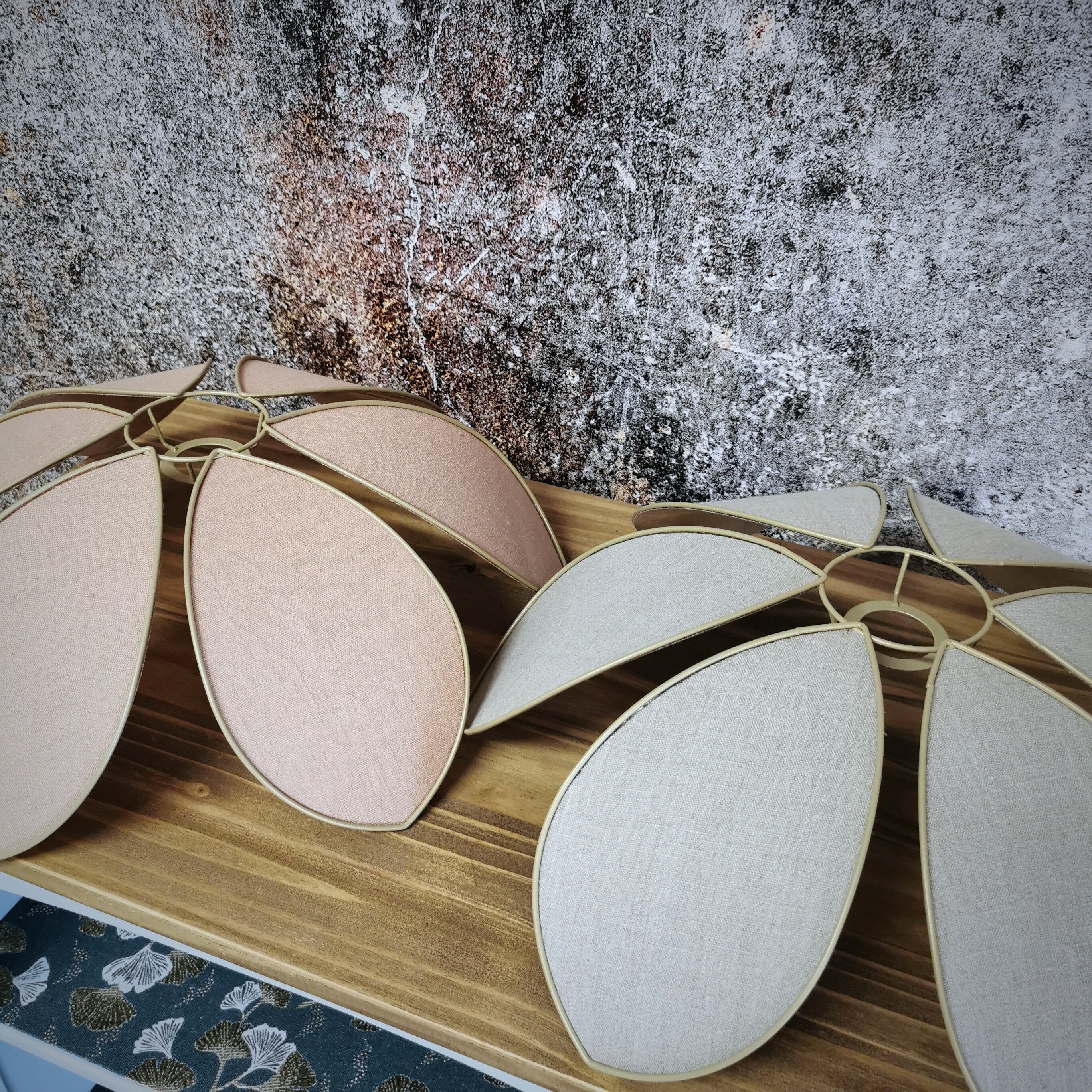 Set of 2 flower suspensions with petals