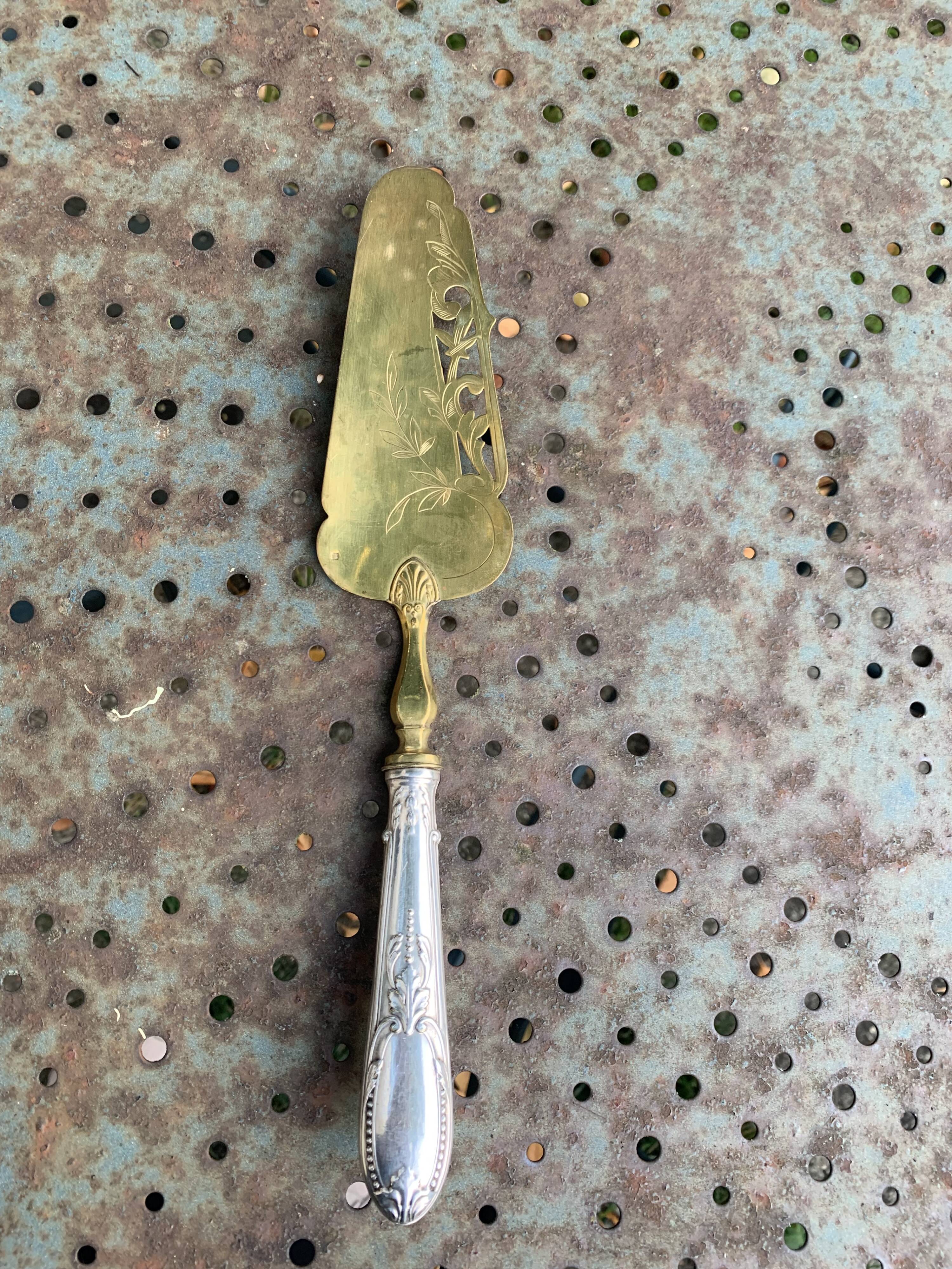 Pie server in vermeil and silver filled, hallmarked, chiseled floral motif, old