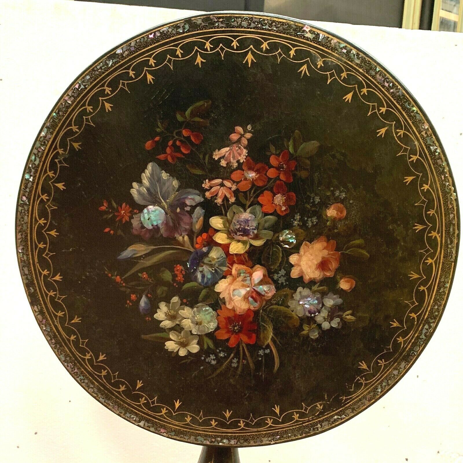 Healing tripode Napoleon III Inlaid with a floral decoration in 19th century mother-of-pearl
