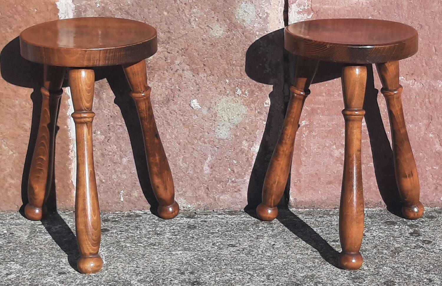 Tabourets bas tripodes, bois massif. (Lot de 2)
