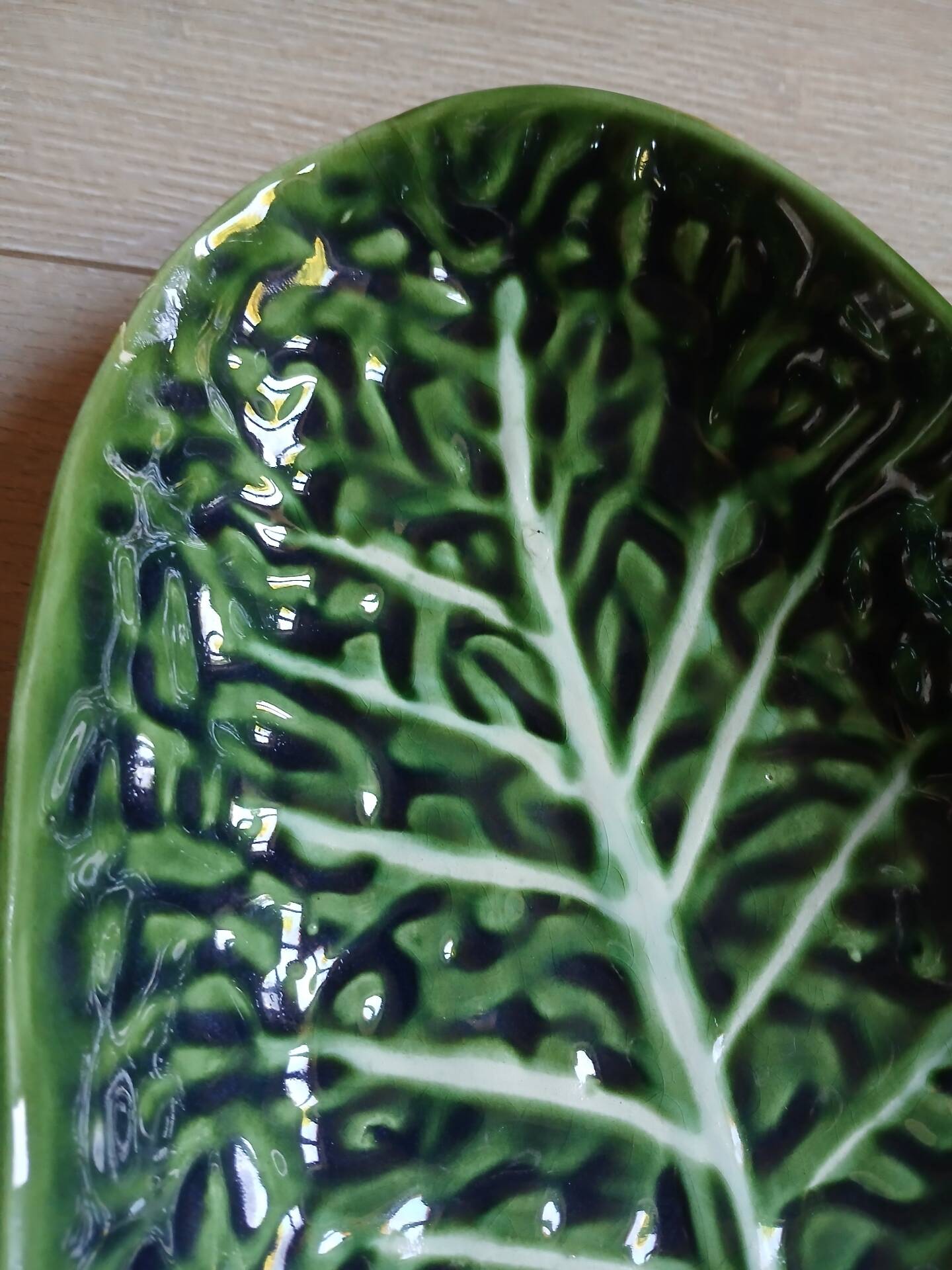 Plat creux en barbotine feuille de chou
