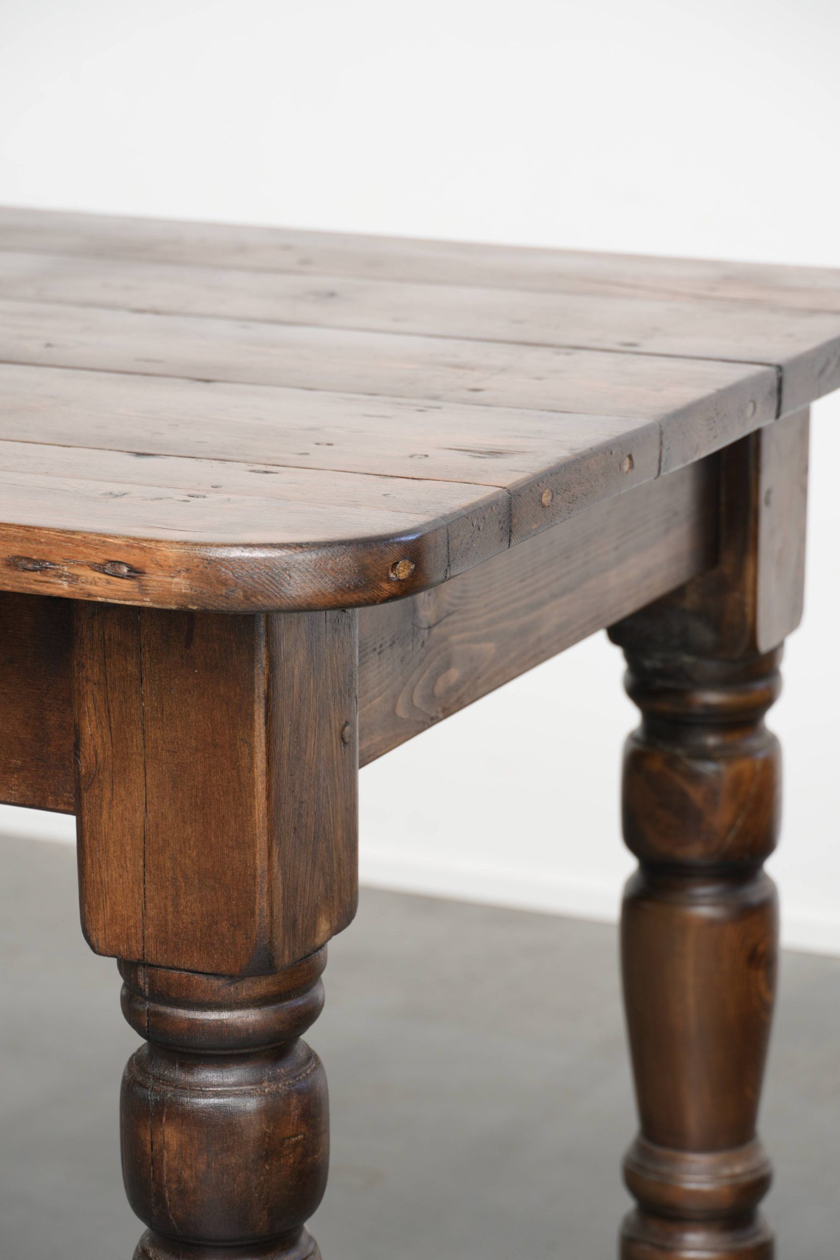 Antique English 19th-century farmhouse dining table made of pinewood