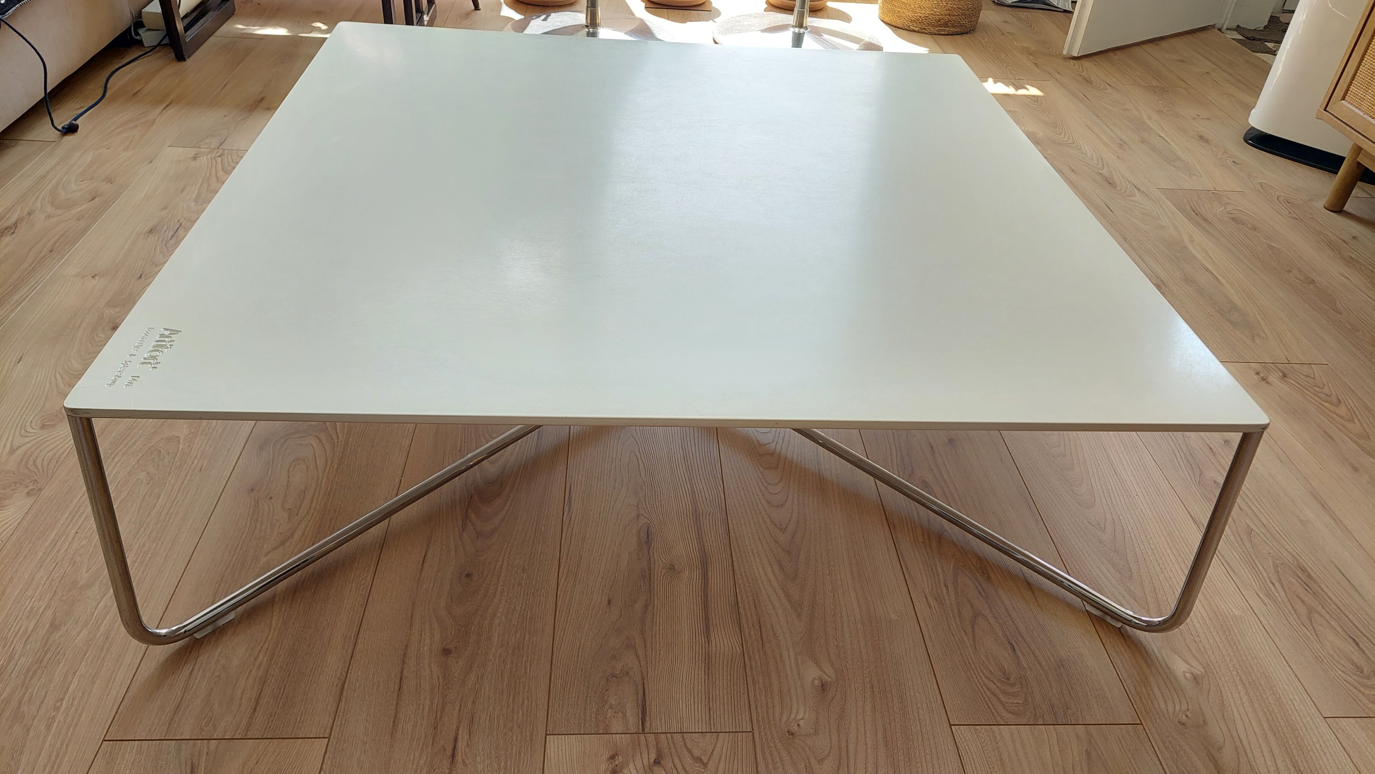 Artifort Diva coffee table