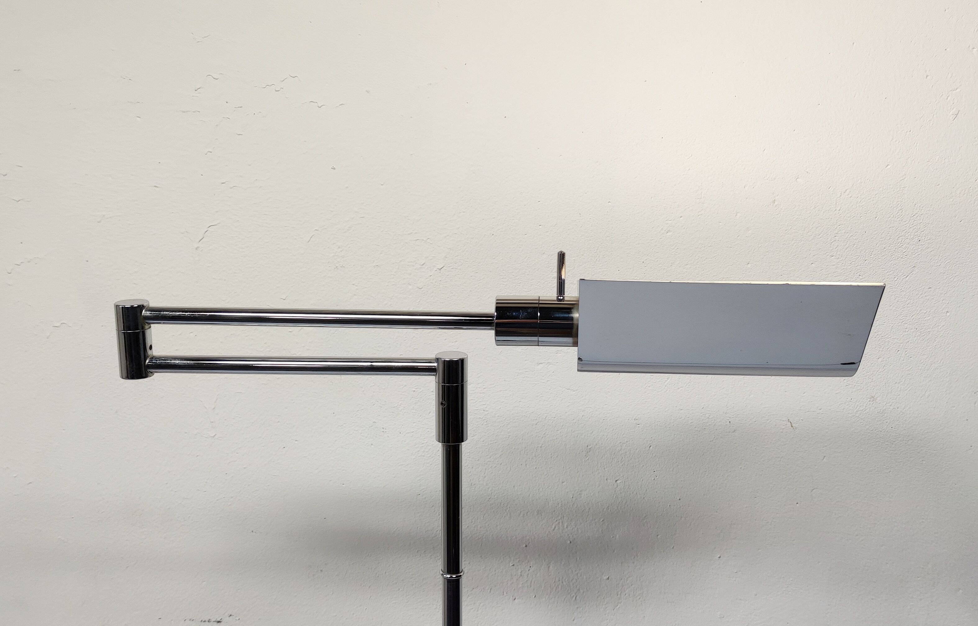 Adjustable and steerable reader lamp 80s