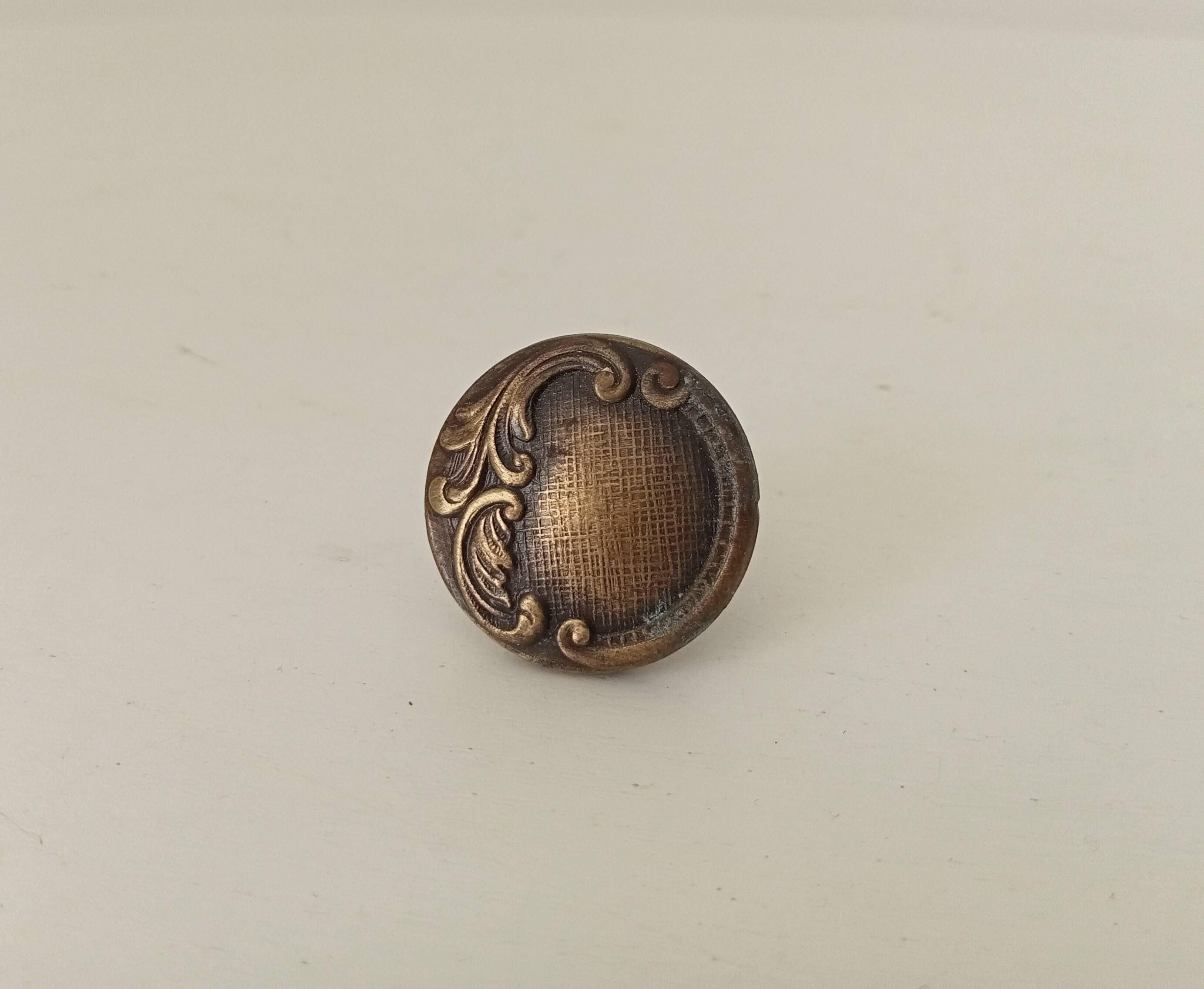 Poignée de meuble ancienne art nouveau en laiton ciselé