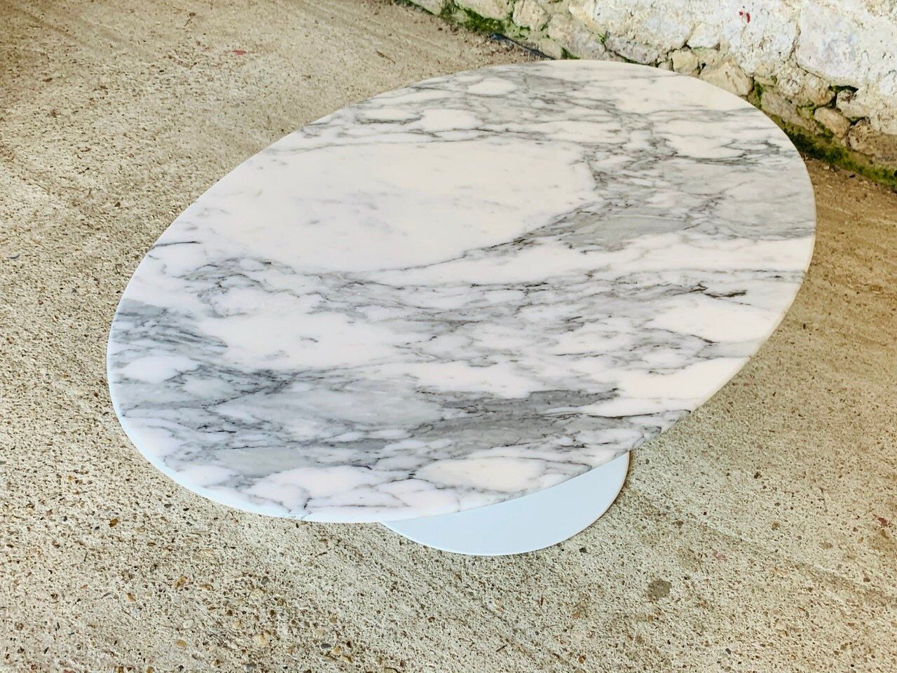 Eero Saarinen coffee table, oval, "Tulip" by Knoll International, circa 70's