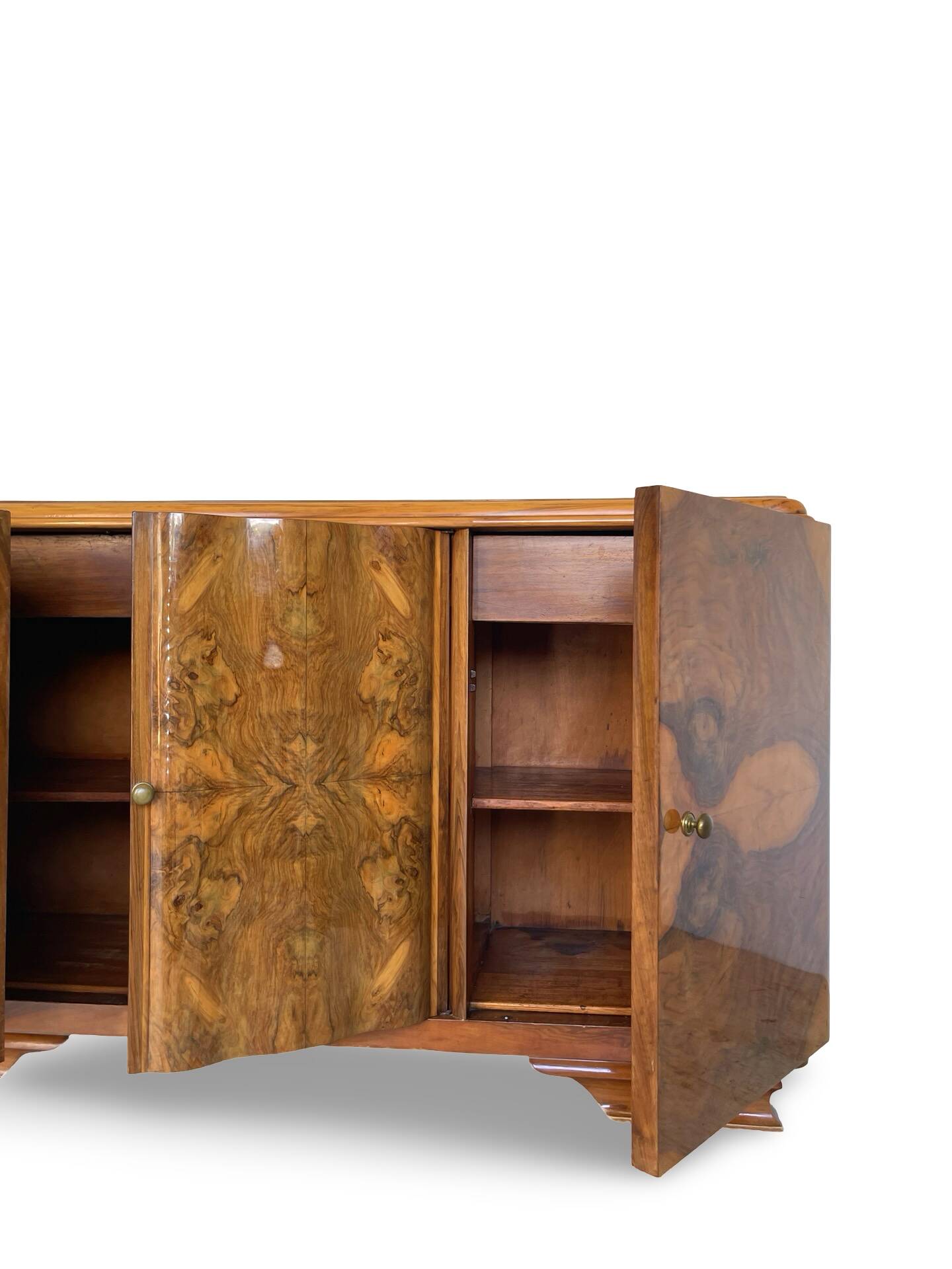 Italian Art deco burl walnut sideboard, of great quality.