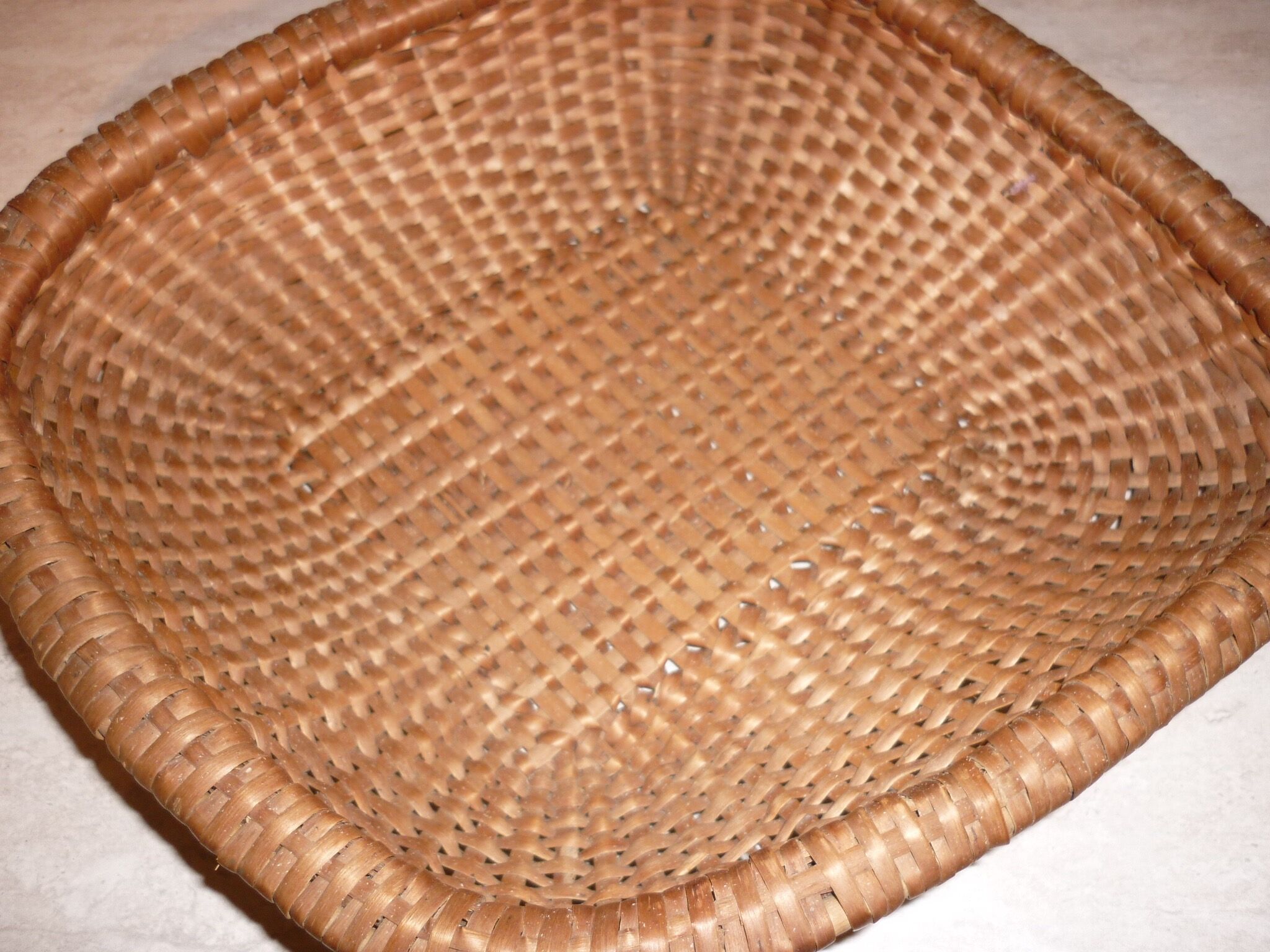 Flat diamond-shaped rattan basket with handle