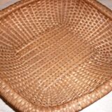 Flat diamond-shaped rattan basket with handle