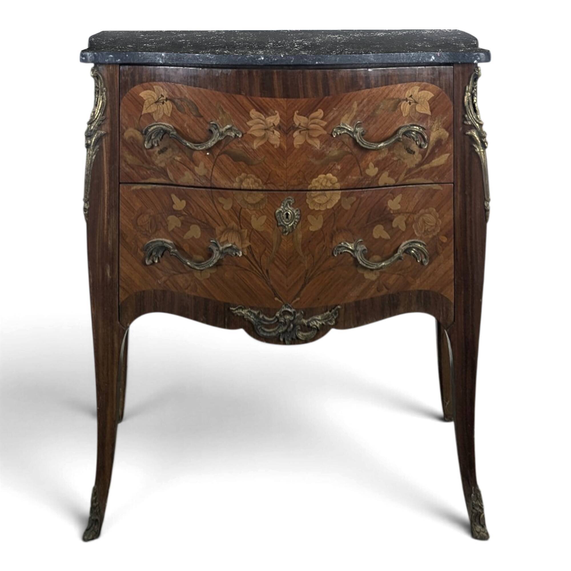 Commode galbée de style Louis XV en marqueterie florale dessus marbre noir