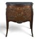Commode galbée de style Louis XV en marqueterie florale dessus marbre noir
