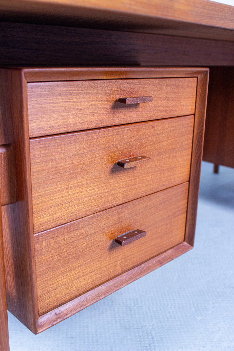 Danish mid-century desk model 207 in teak by Arne Vodder for Sibast, 1960s.
