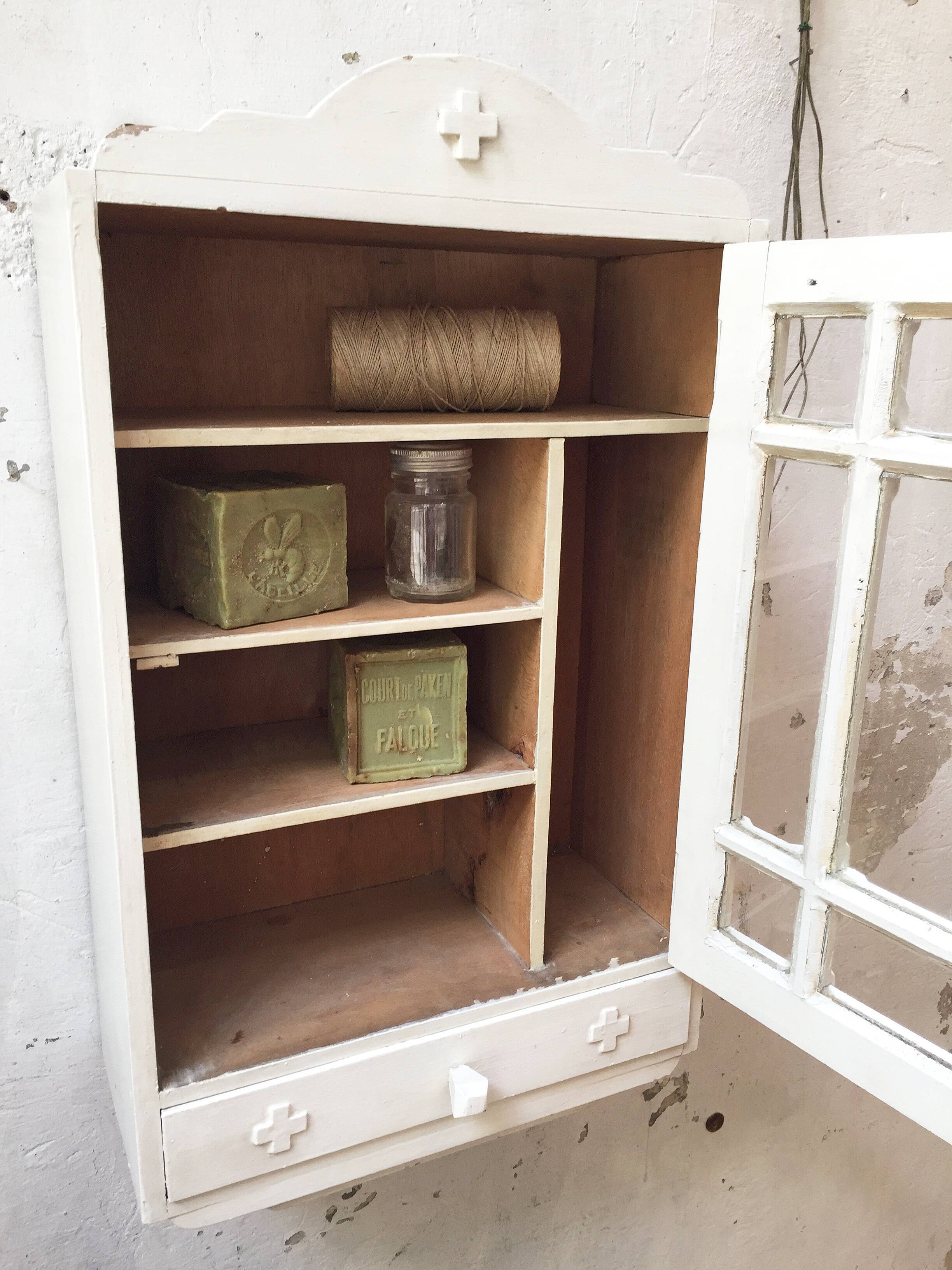 Wardrobe pharmacy 1900