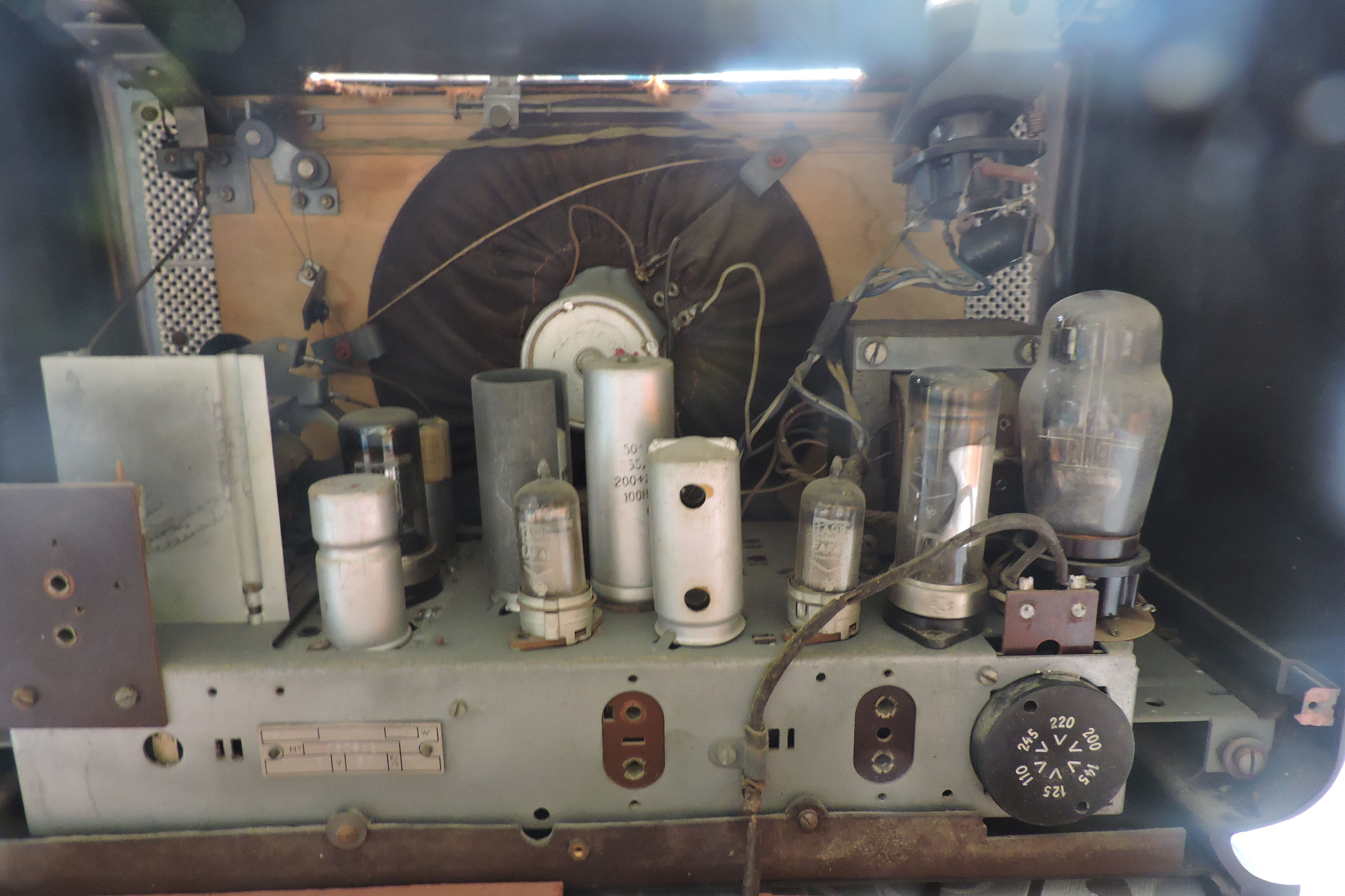 Brown Bakelite radiola radio 1949