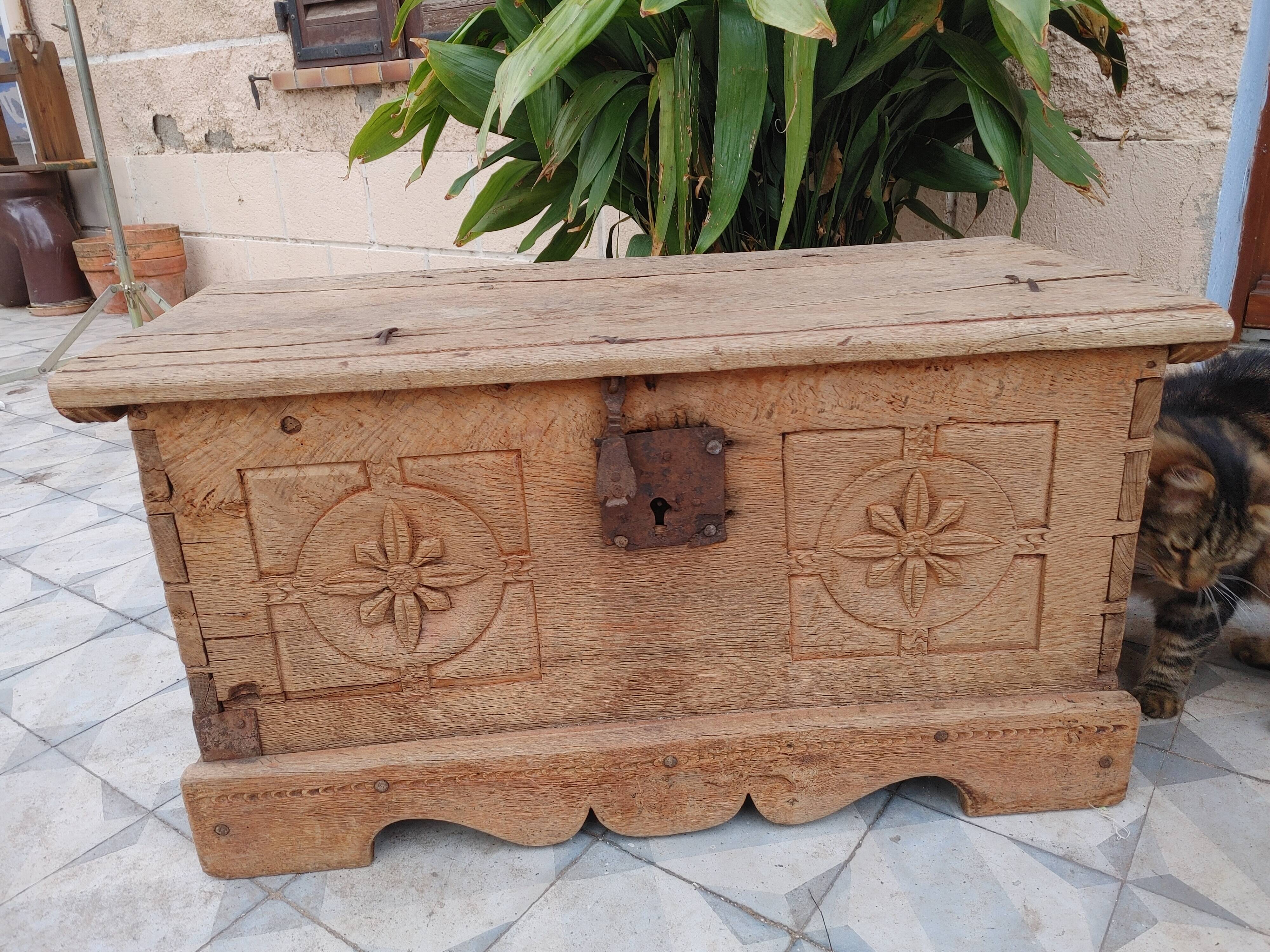 Very old solid oak chest Folk Art of Queyras