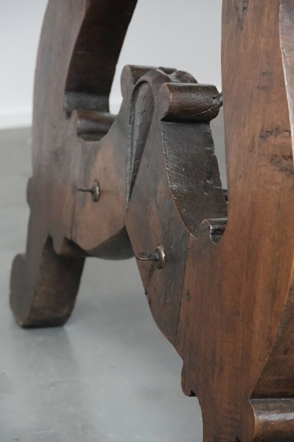 Table à manger espagnole antique du XVIIIe siècle avec une base en fer forgé.