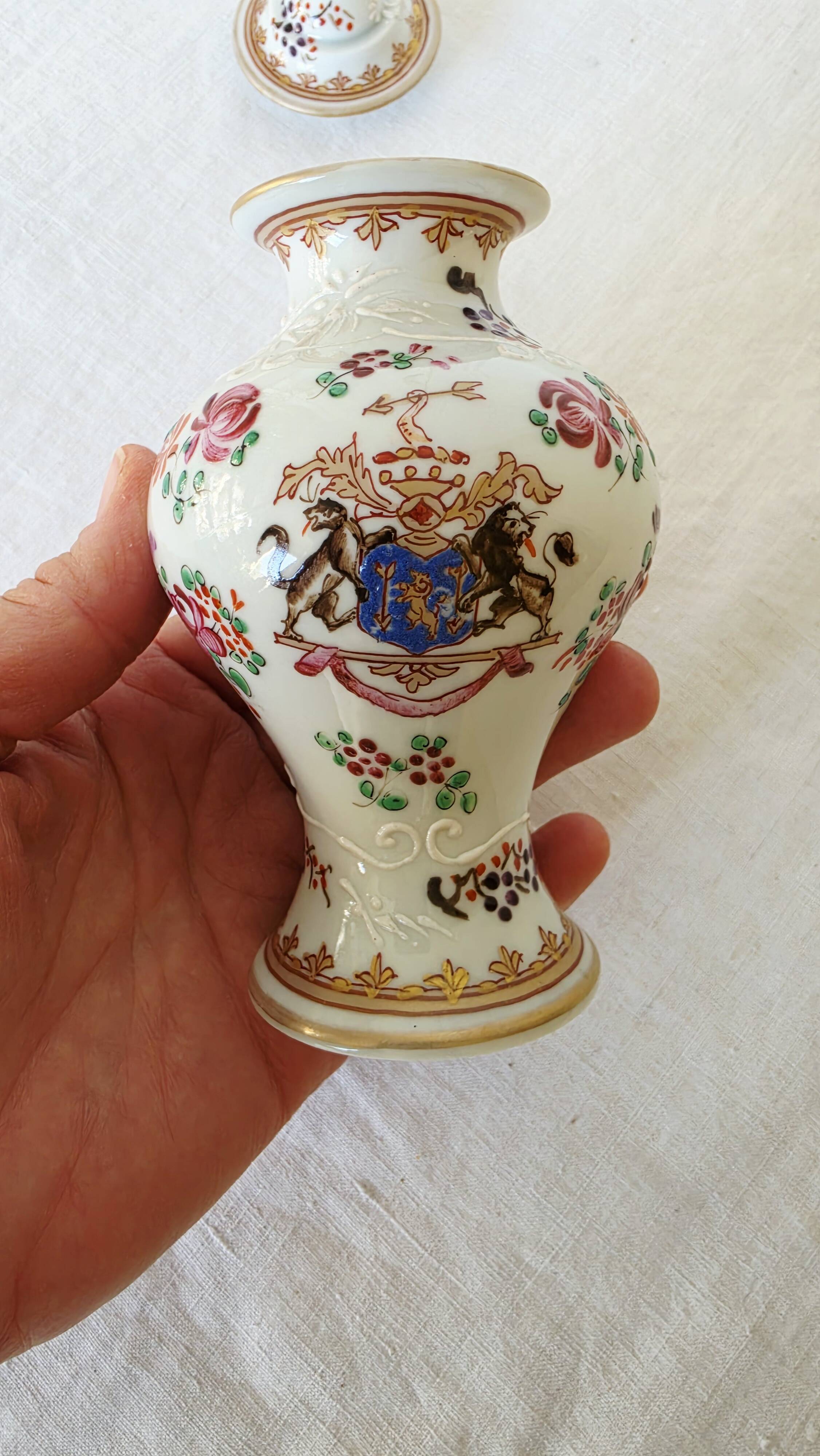 Small porcelain pot hand-painted by Samson Paris, Compagnie d style.