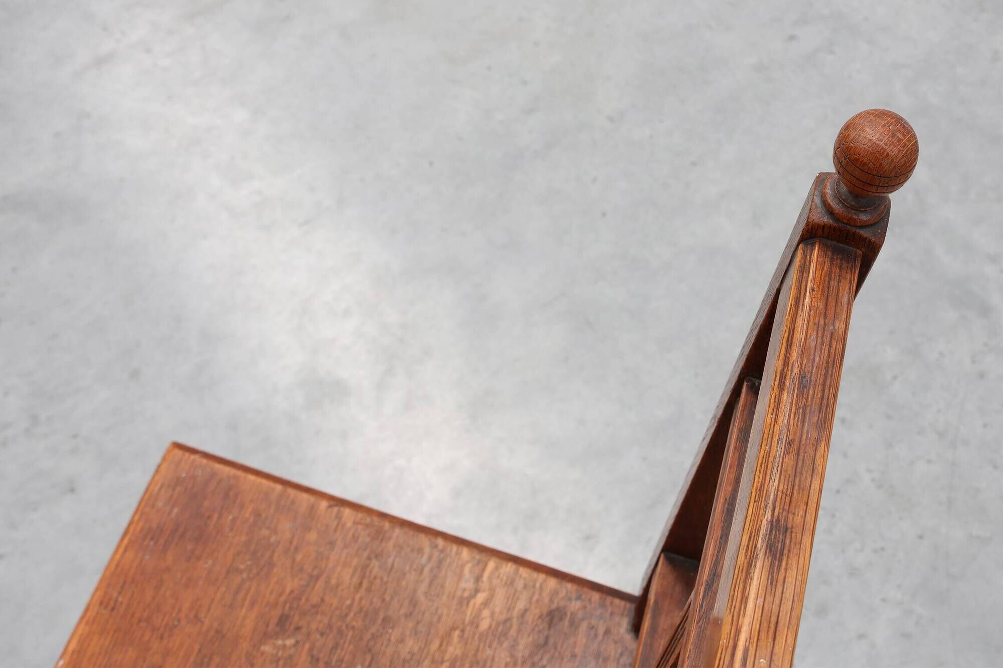Art Deco oak side chair with carved rosette back and turned front legs, Bel