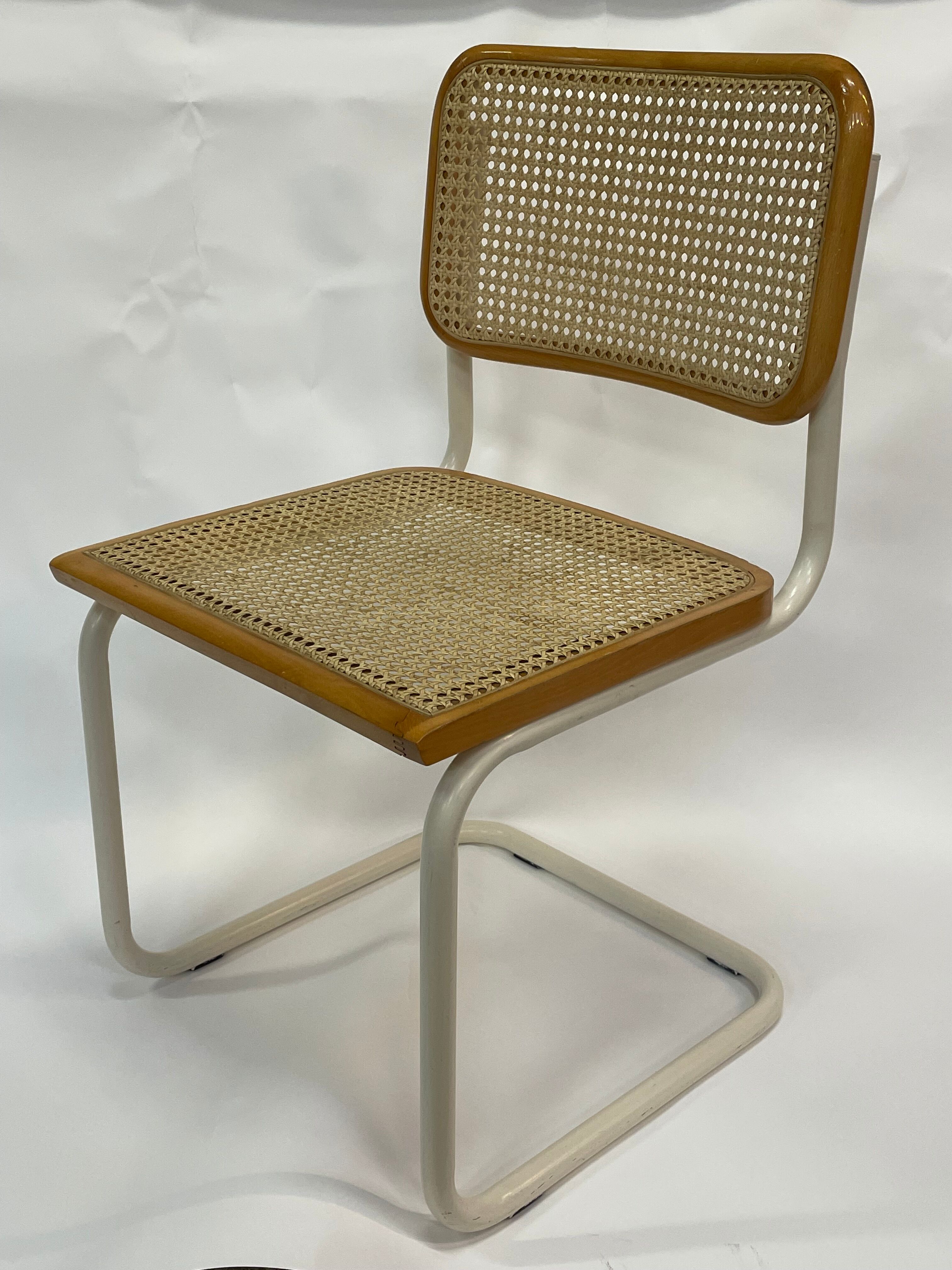 Chaise Cesca modèle b32 en blanc et bois par Marcel Breuer