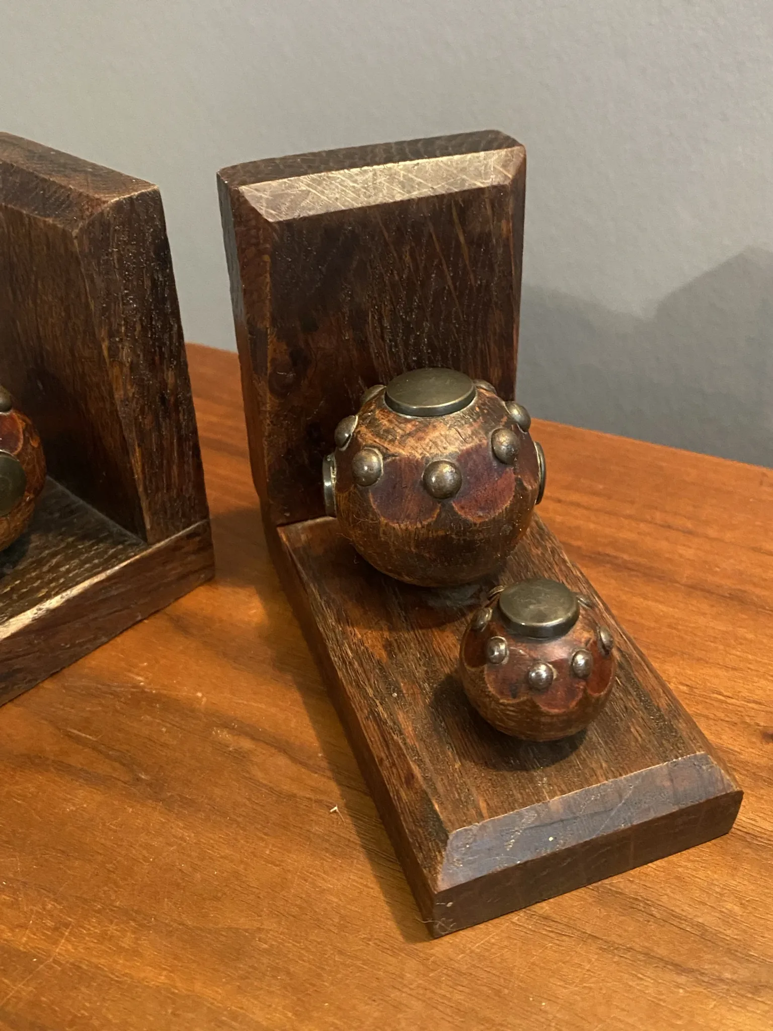 Pair of bookends balls