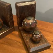 Pair of bookends balls