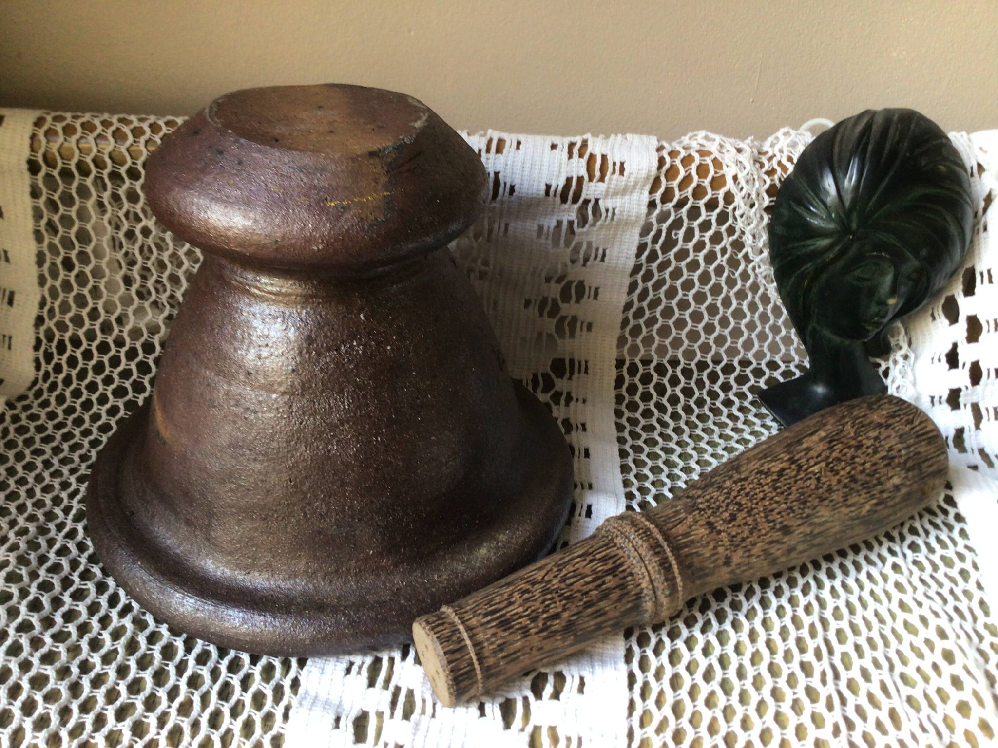 Mortier en fonte et pilon en bois
