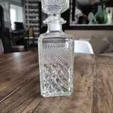 Square whisky decanter in faceted glass and airtight cap