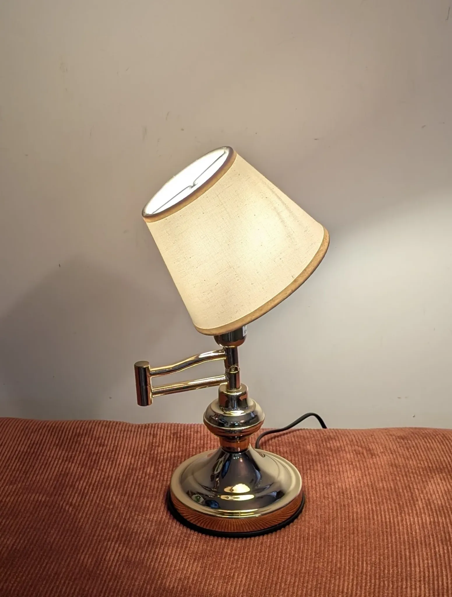 Vintage table lamp in woven rattan, honey colour & beige lampshade –