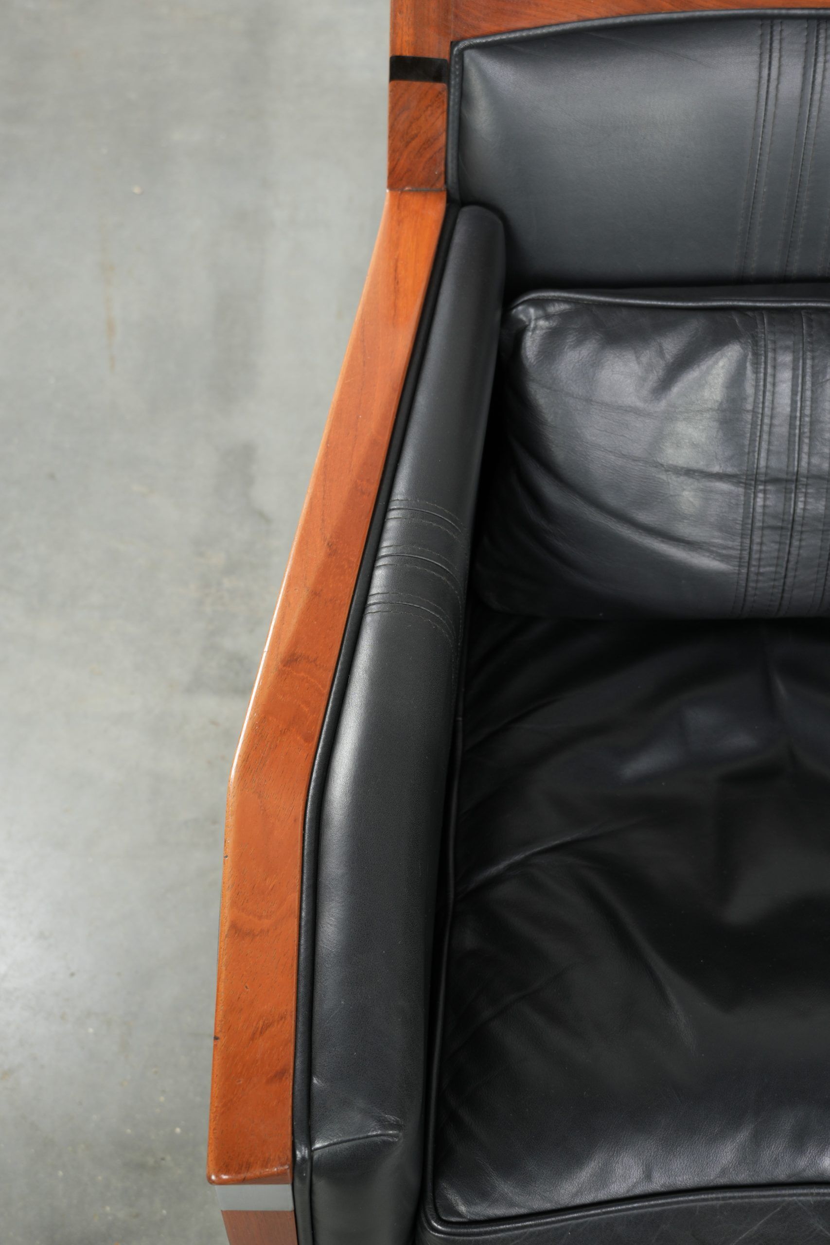 Set of 2 black leather Art Deco design armchairs in good condition