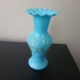 Petit vase en opaline bleue