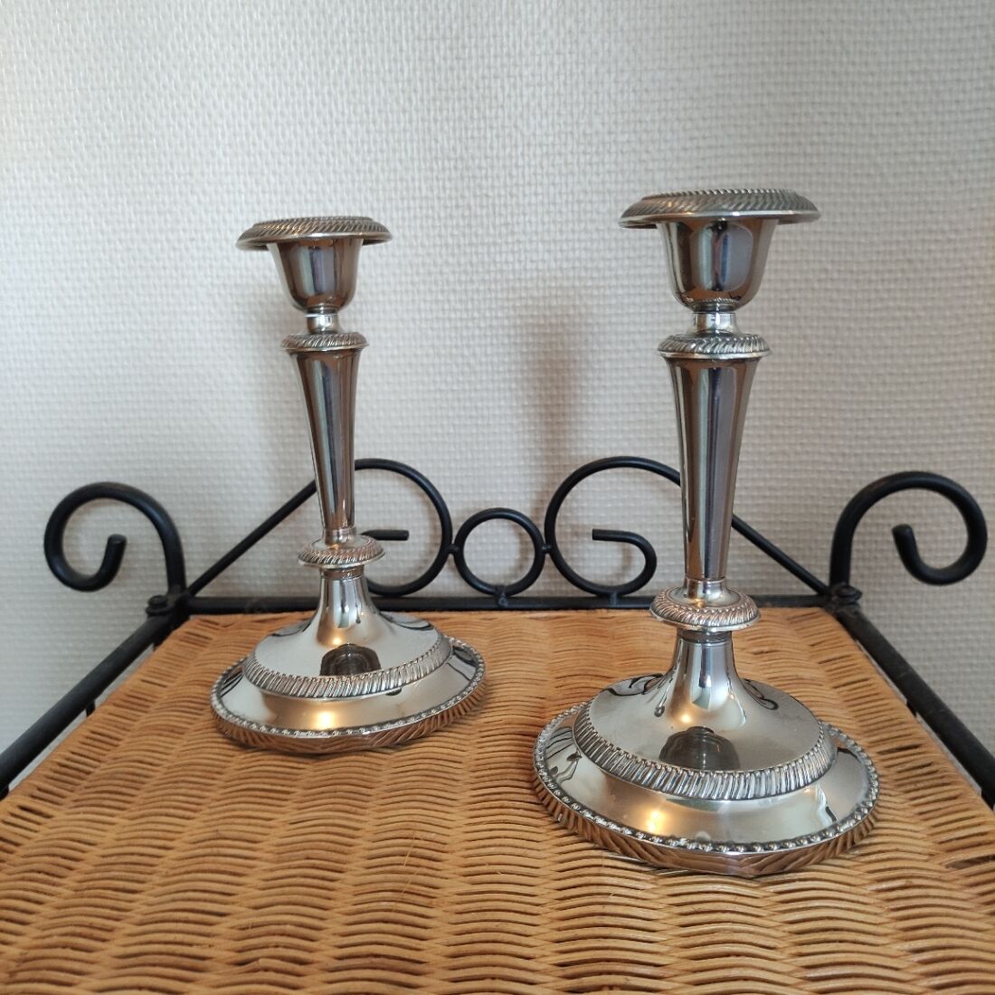 Paire de bougeoirs en métal argenté