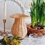 Vase en osier et verre forme fleur