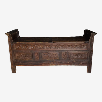 Maie chest XVll in oak richly chiseled in front