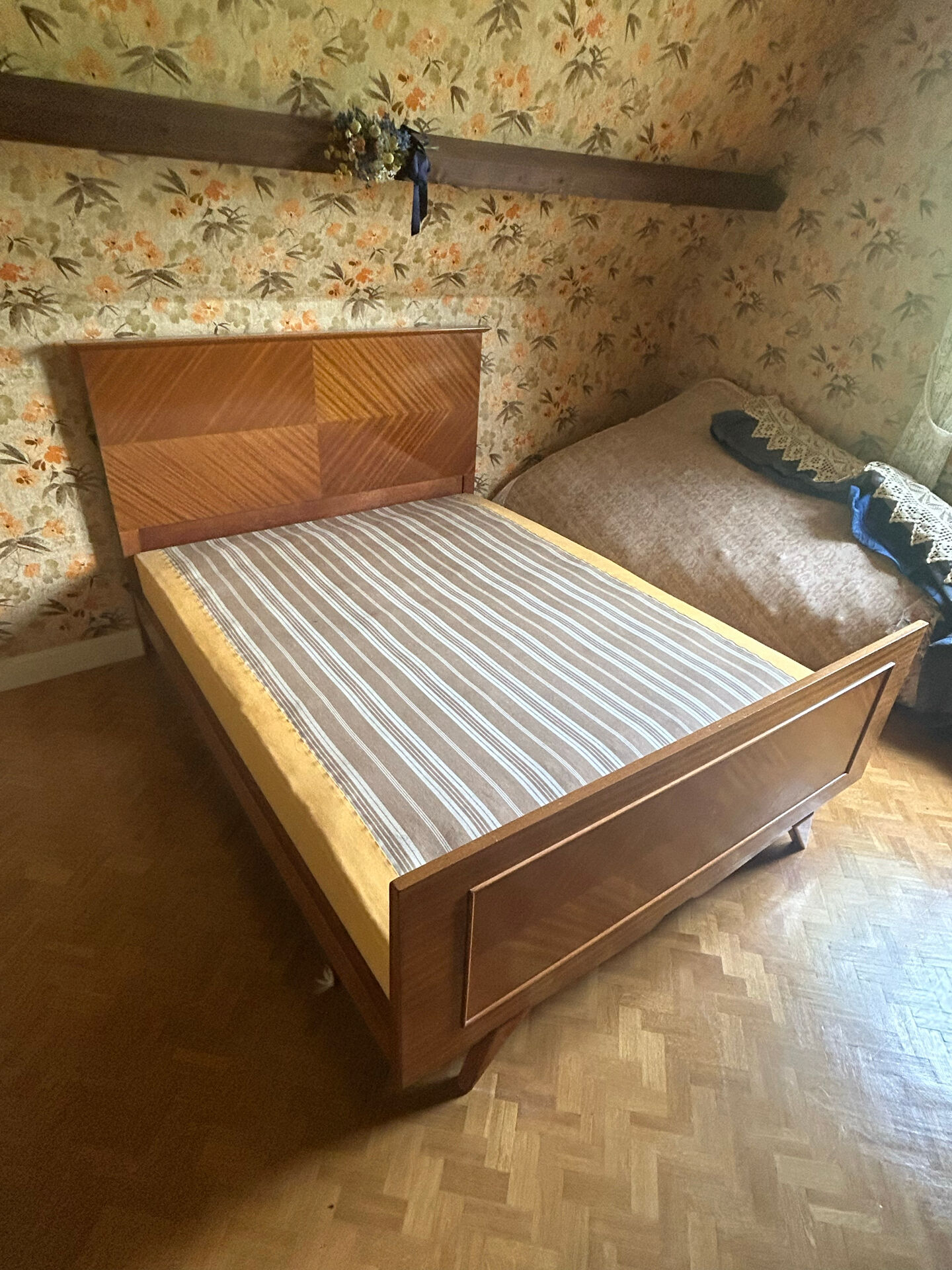 Lit vintage mahogany