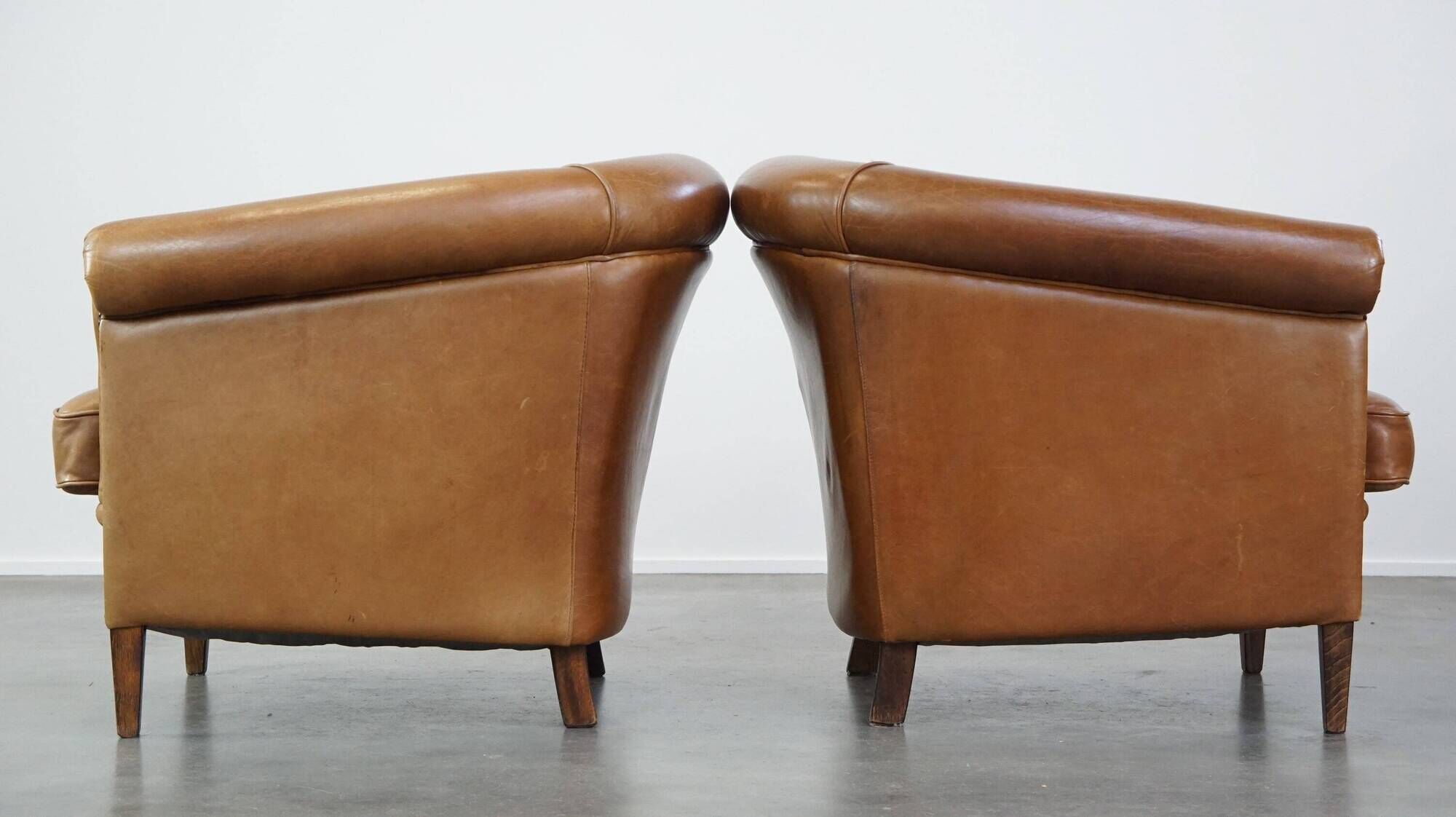 Set of 2 very comfortable light cognac-colored leather club armchairs in English style