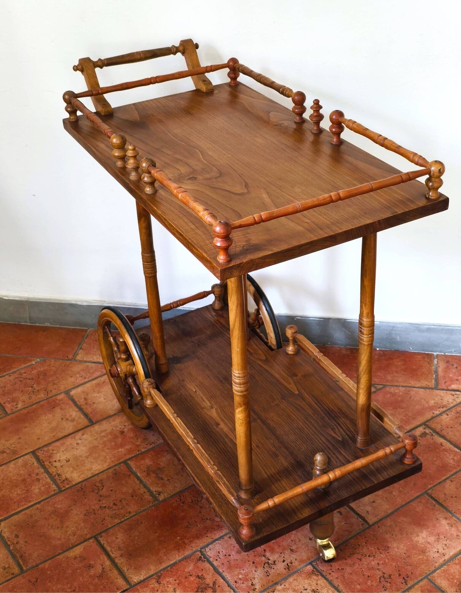 Desserte italienne vintage en olivier et châtaignier