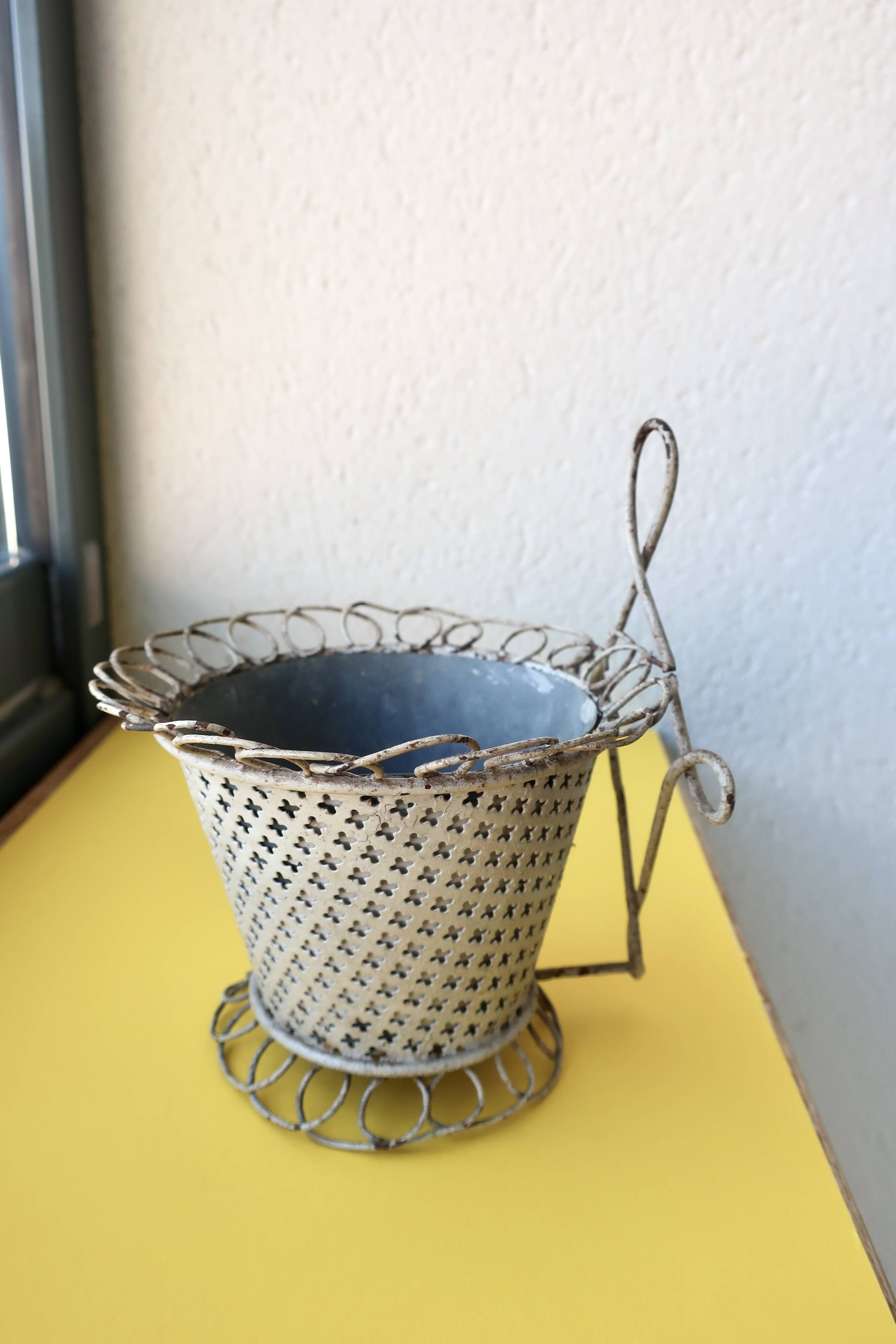 Cache-pot en fer et tôle perforée