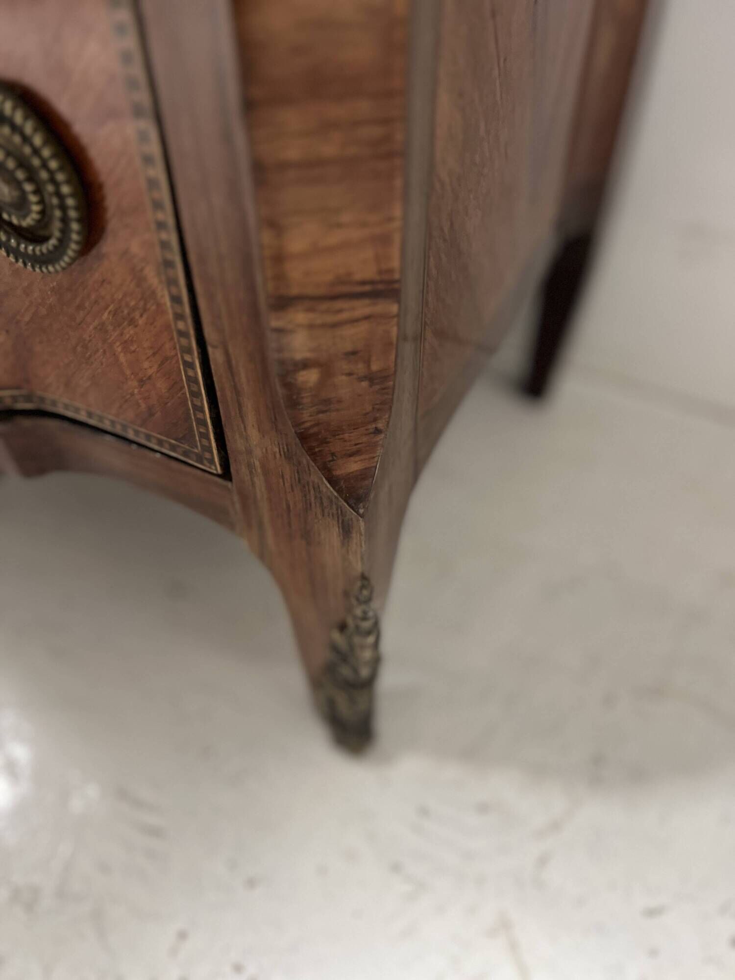 Transitional style chest of drawers in rosewood and amaranth veneer, 20th century.