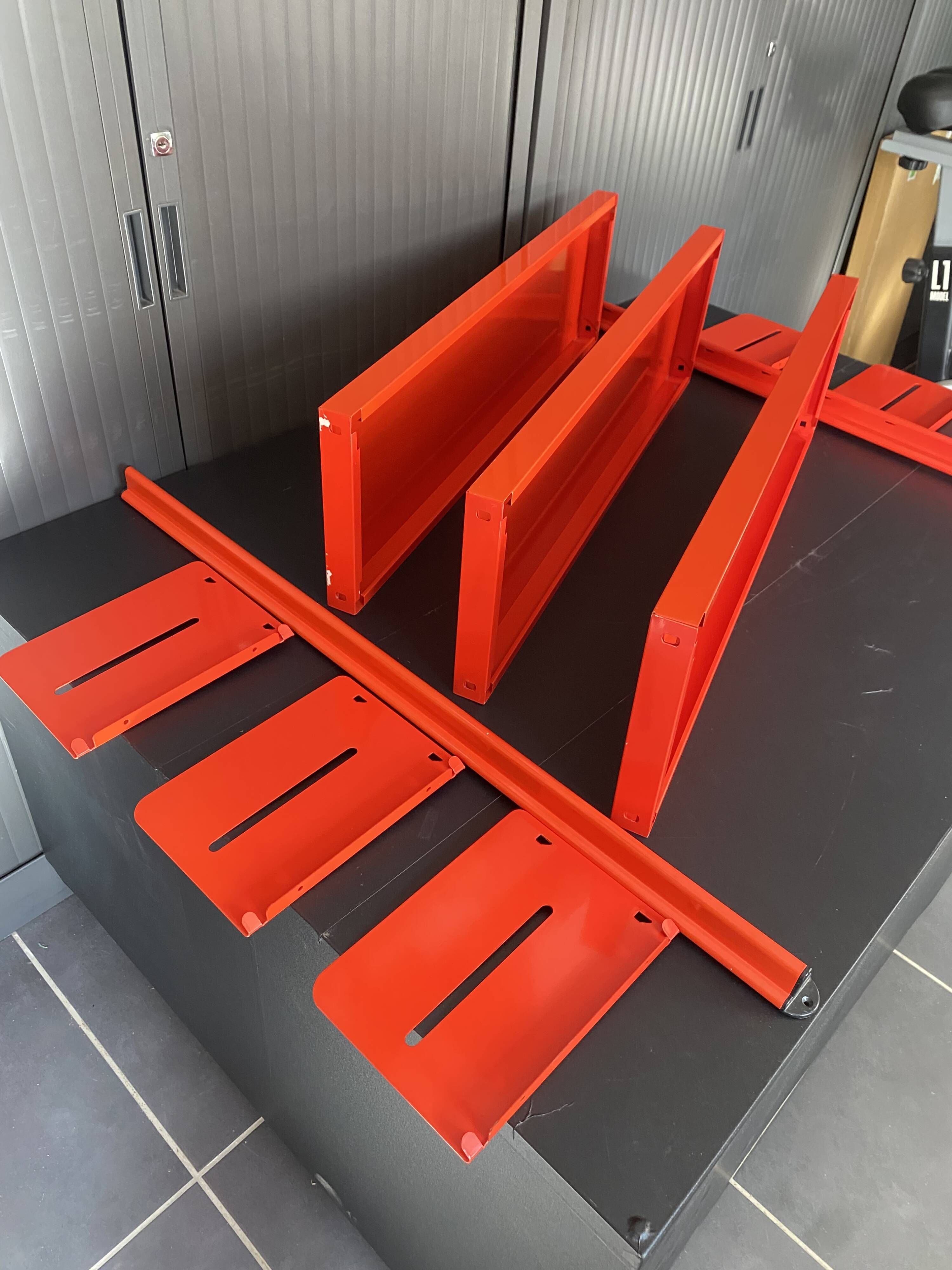 Modular red metal wall shelf in Congresso Lips Vago style.