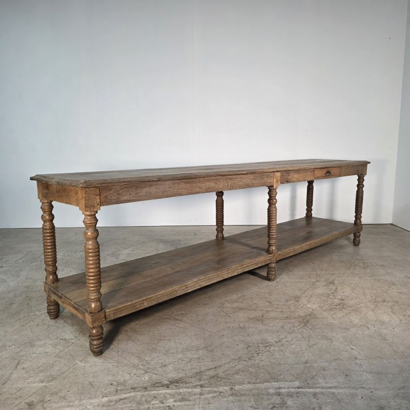 Beautiful 19th-century draper's table in oak with six fluted legs.