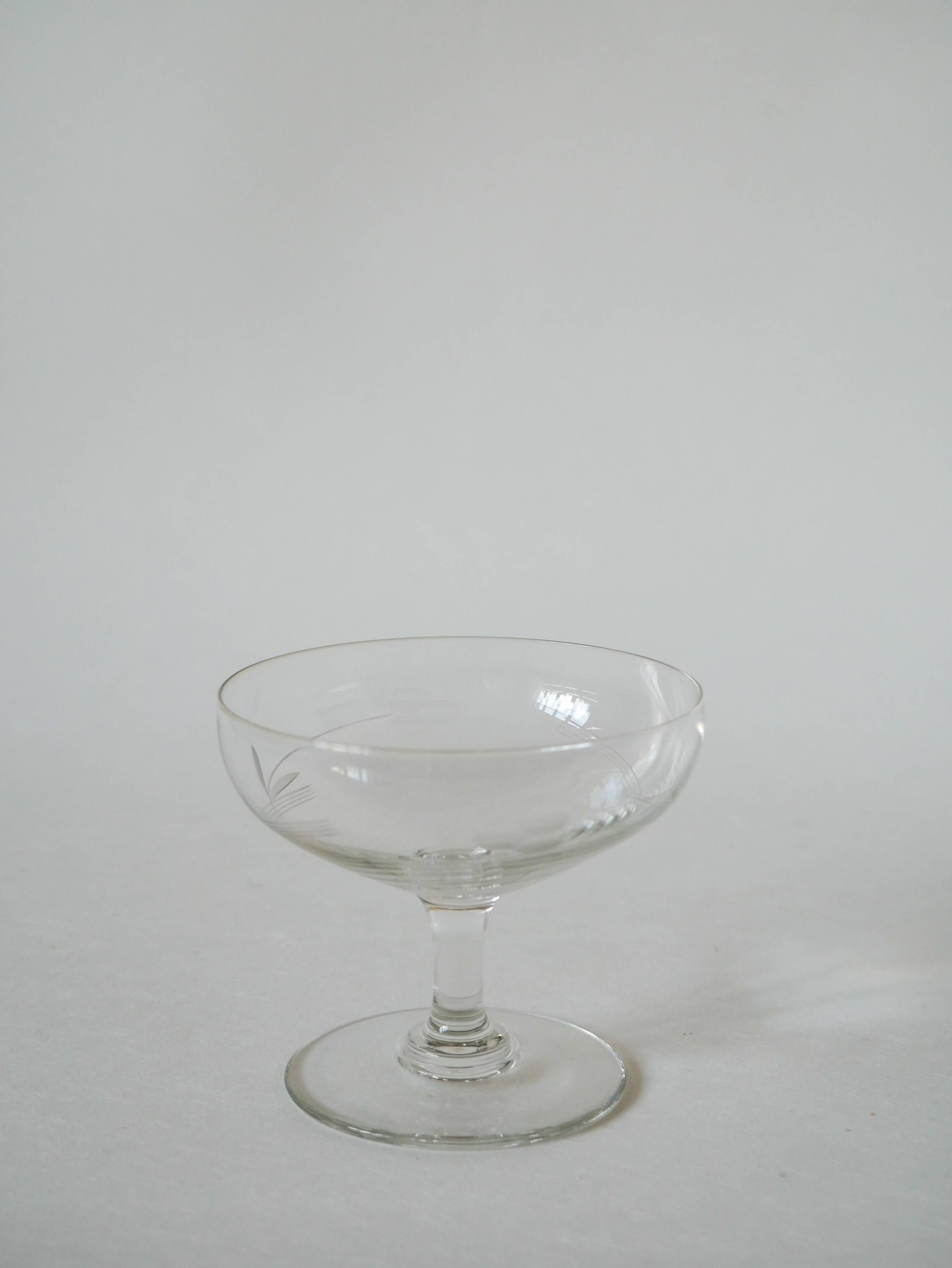set of 6 engraved crystal champagne glasses 1950 8 X 9.5 cm