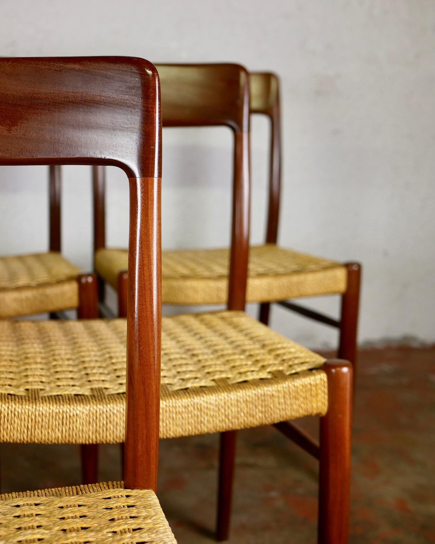 Suite de 6 chaises scandinaves en corde et teck