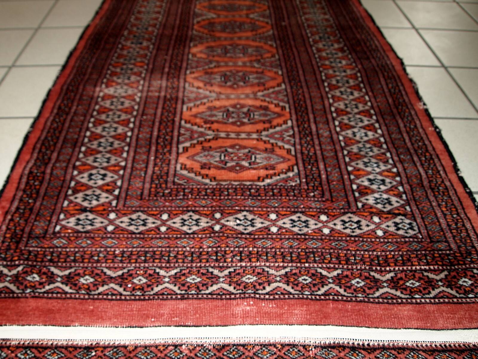 Tapis Vintage Bukhara en Laine, Années 1960, Authenticité et Tradition