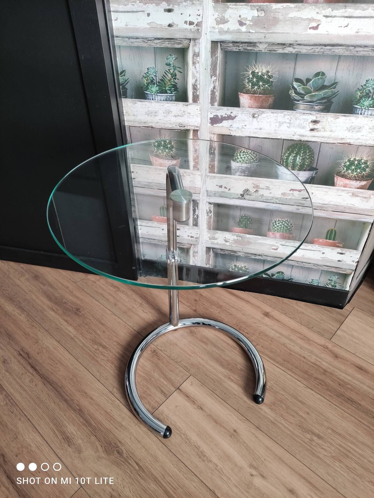 End of sofa, pedestal table, side table paget top in chrome-plated glass base