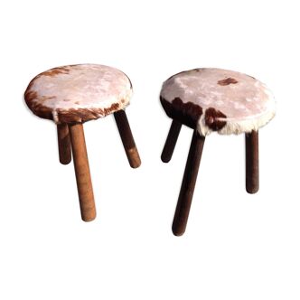 Paire de tabouret tripode recouvert de peau de vache